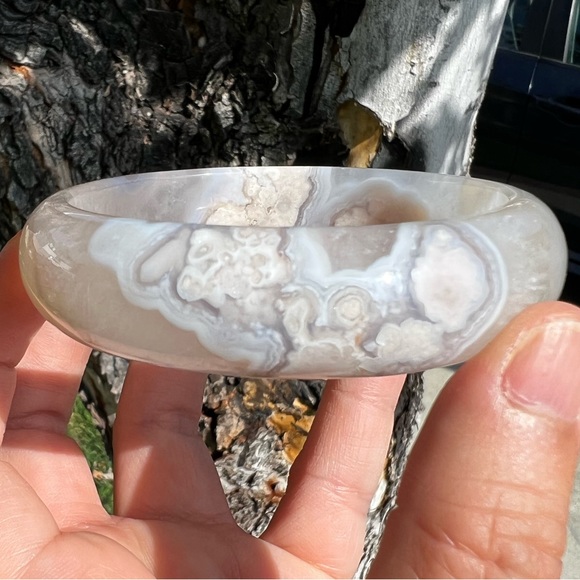 Moody Blue Flower Agate Bangle Bracelet with Quartz and Pink Blossoms - Sakura - Picture 4 of 8